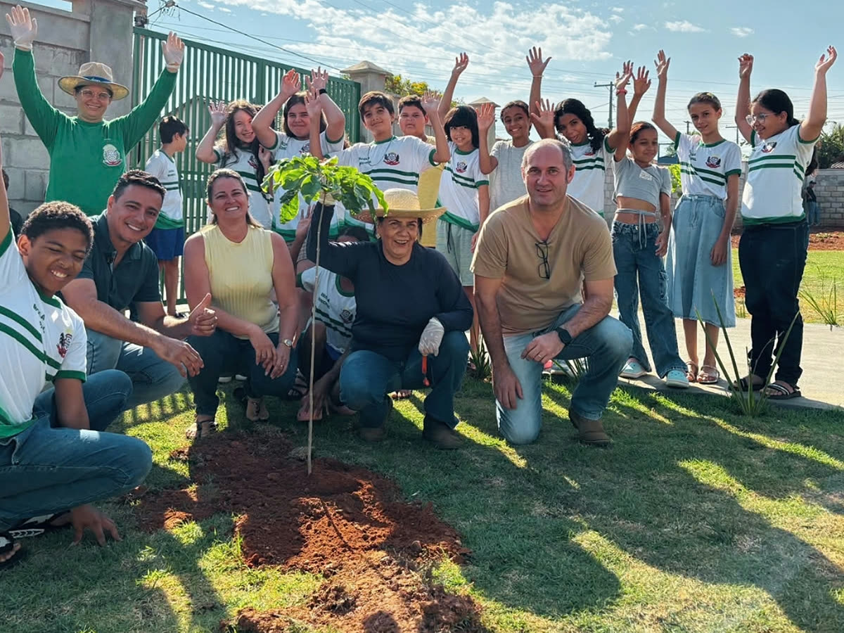 Alunos e equipe da Secretaria de Meio Ambiente durante o plantio