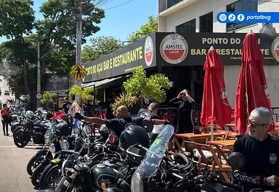 Motocicletas reunidas em frente ao Ponto do Açaí